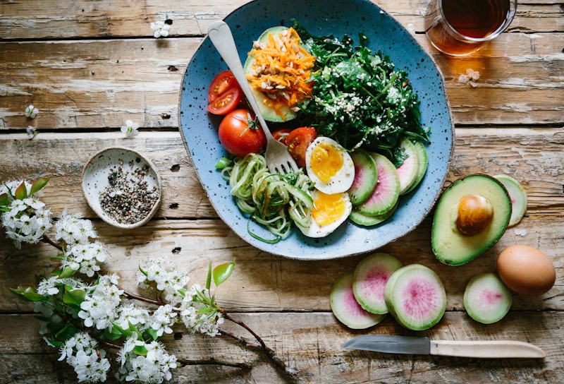 A clock next to a healthy meal illustrating timed eating
